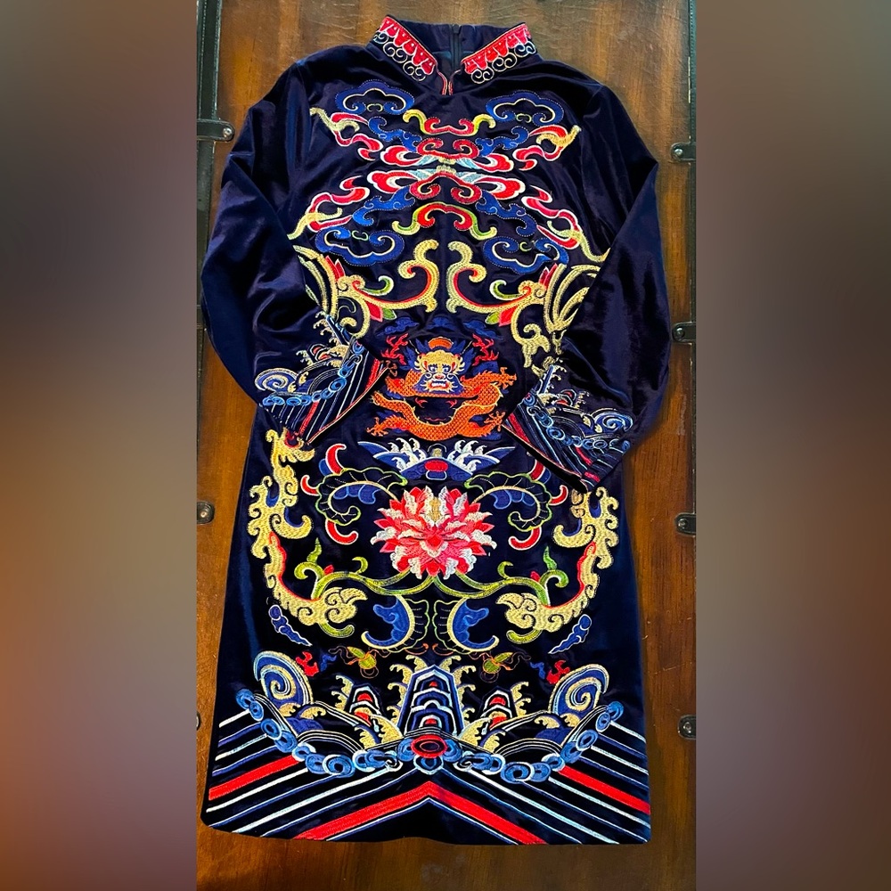 Velvet Asian embroidered mini dress
Size S/M